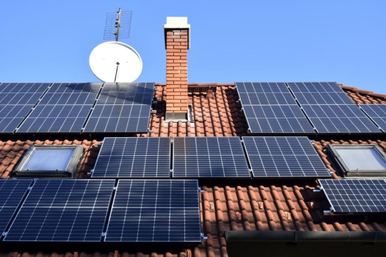 Energia Solară: cum transformă panourile solare  casele în surse de economii